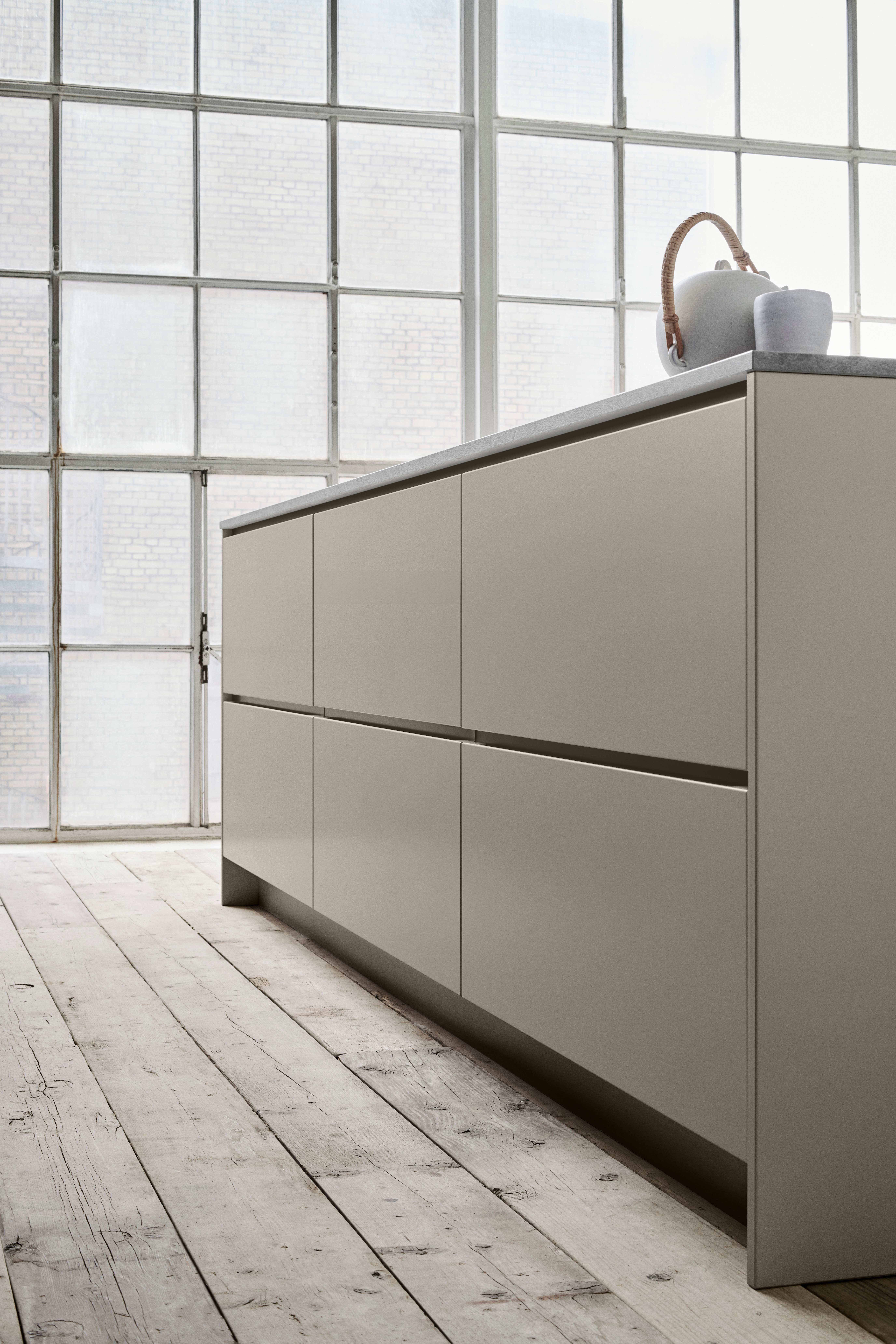 MANO arizona beige køkkenskabe fremviser minimalistisk design med sømløse overflader, der understreger moderne elegance og funktionalitet.