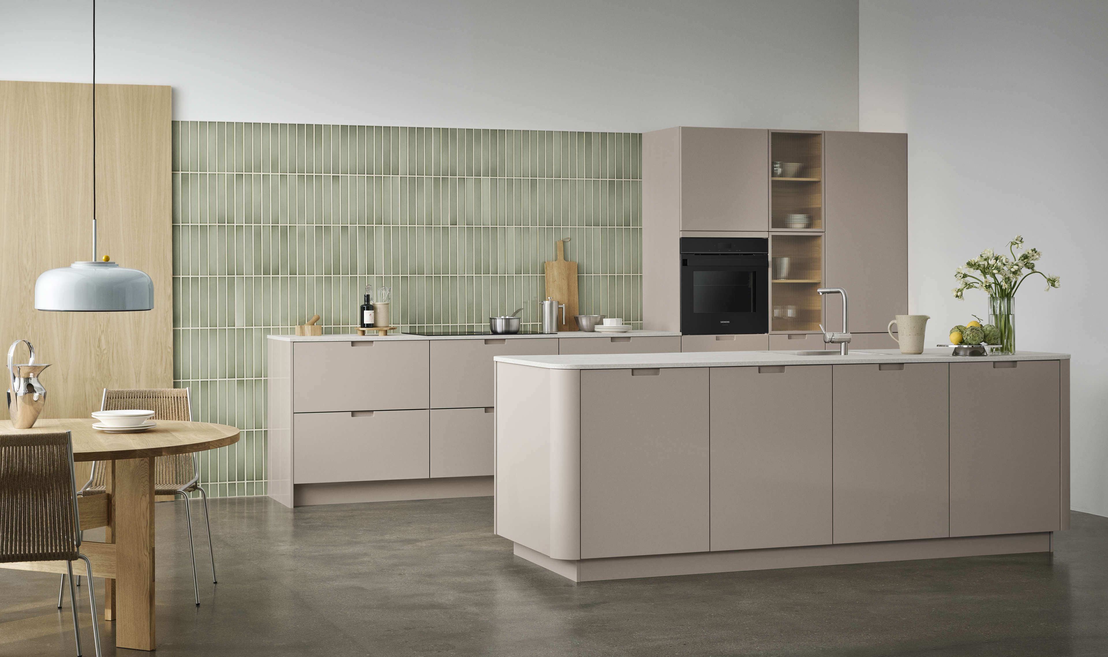 EVENTO arizona beige keuken met strakke kasten en geïntegreerde apparatuur, die het moderne minimalisme versterkt met een strakke Scandinavische stijl.