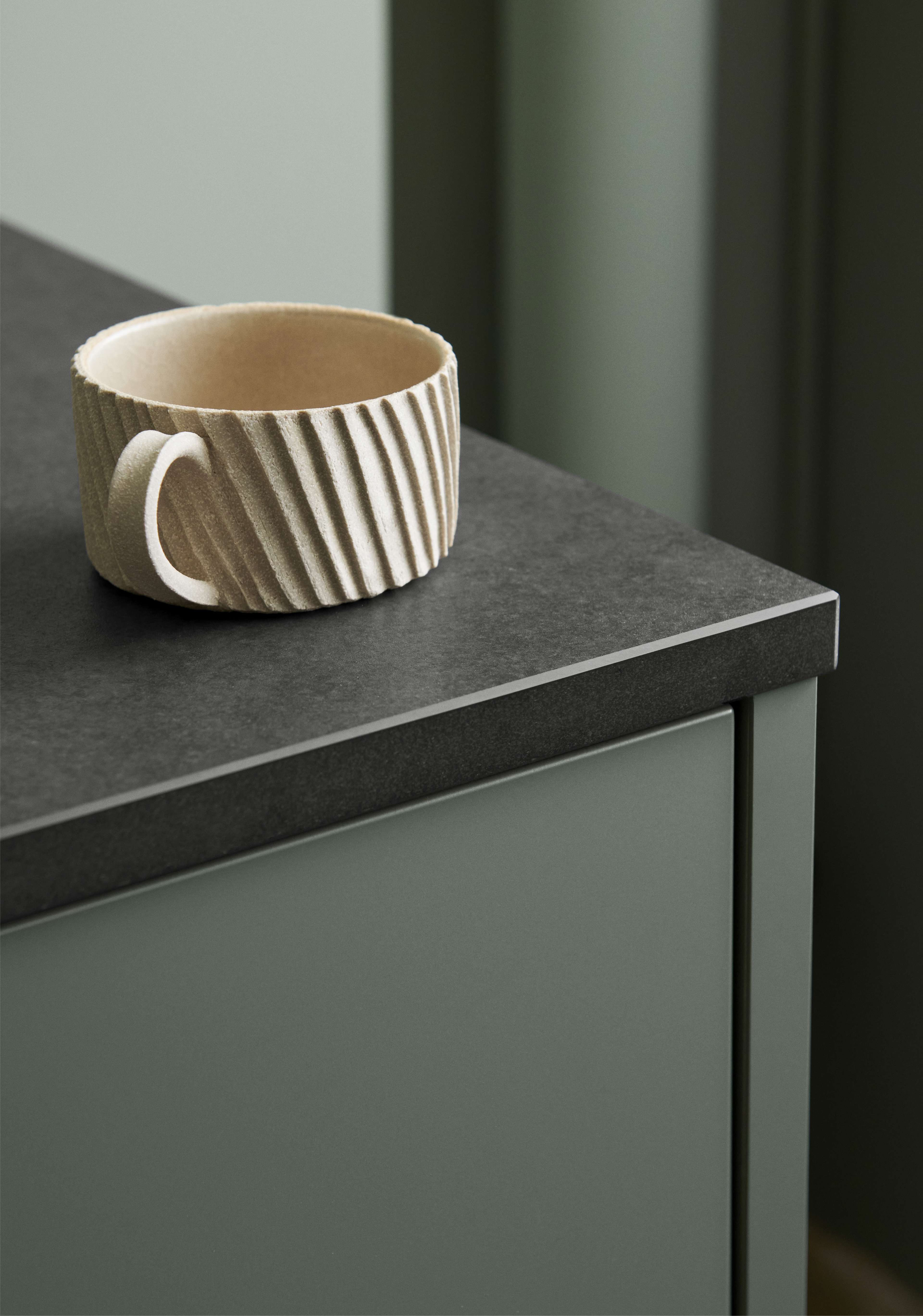 VEDA Touch grønt kjøkkenskap med matt finish, og tilbyr et moderne og elegant design, perfekt for et moderne, stilig kjøkkenområde.