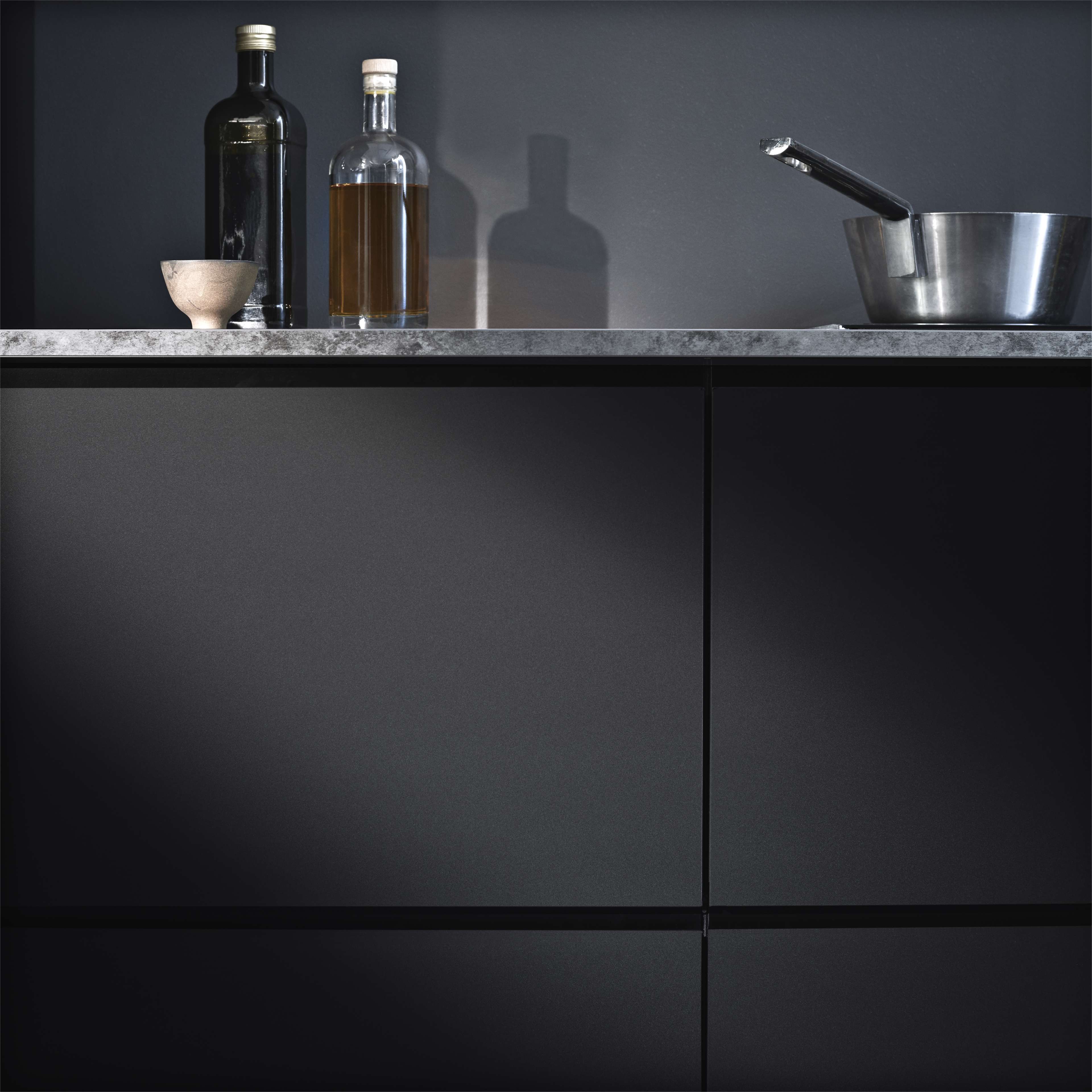 PRATO svart kjøkkenskap med et elegant, minimalistisk design og en jevn matt finish, som gir et moderne og sofistikert utseende for ethvert kjøkken.