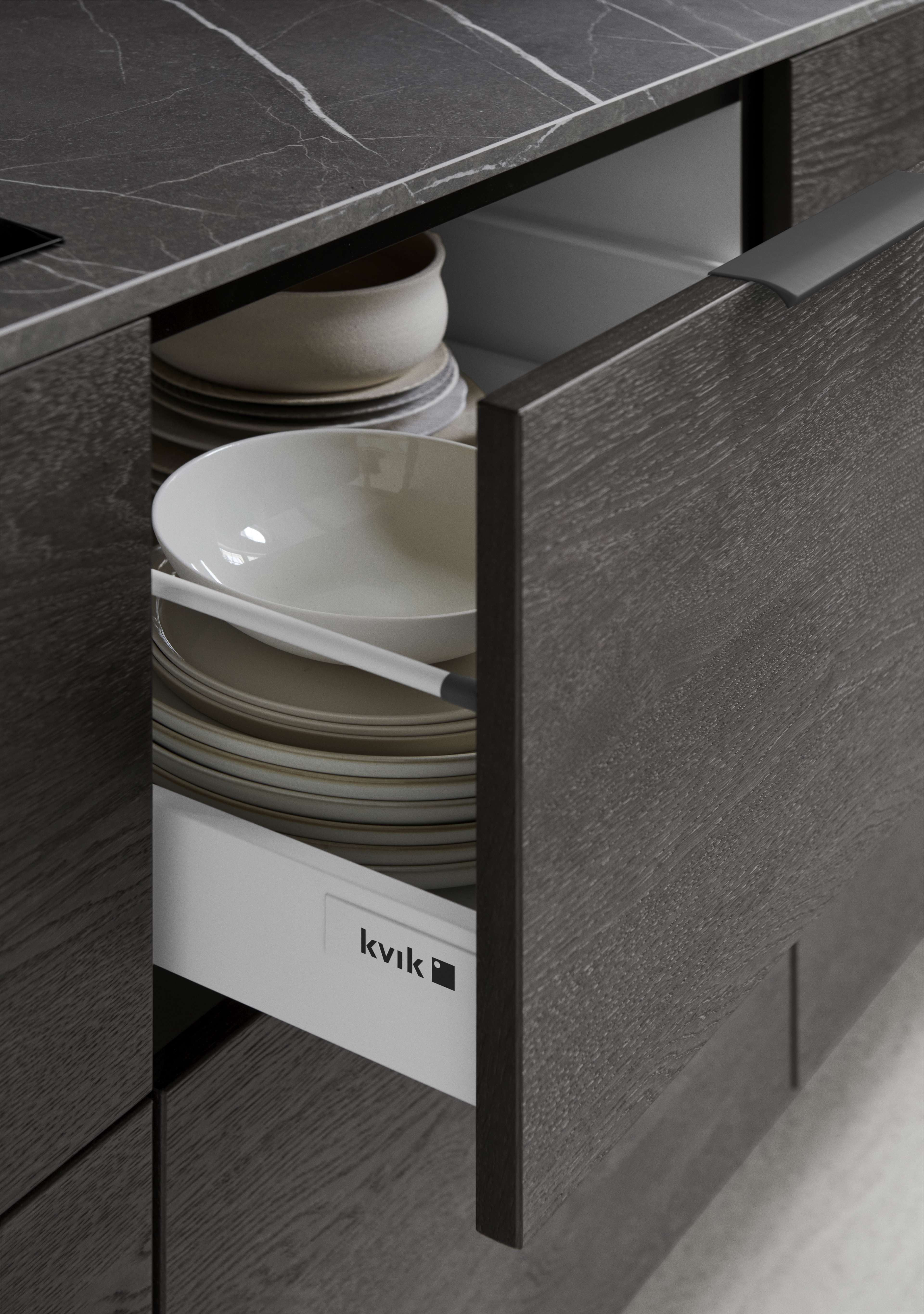 Die Küchenschublade VEDA Touch in reinem Grau und dunkler Eiche verfügt über ein elegantes, minimalistisches Design, das den modernen nordischen Stil unterstreicht und reichlich Stauraum für feine Essensutensilien bietet.