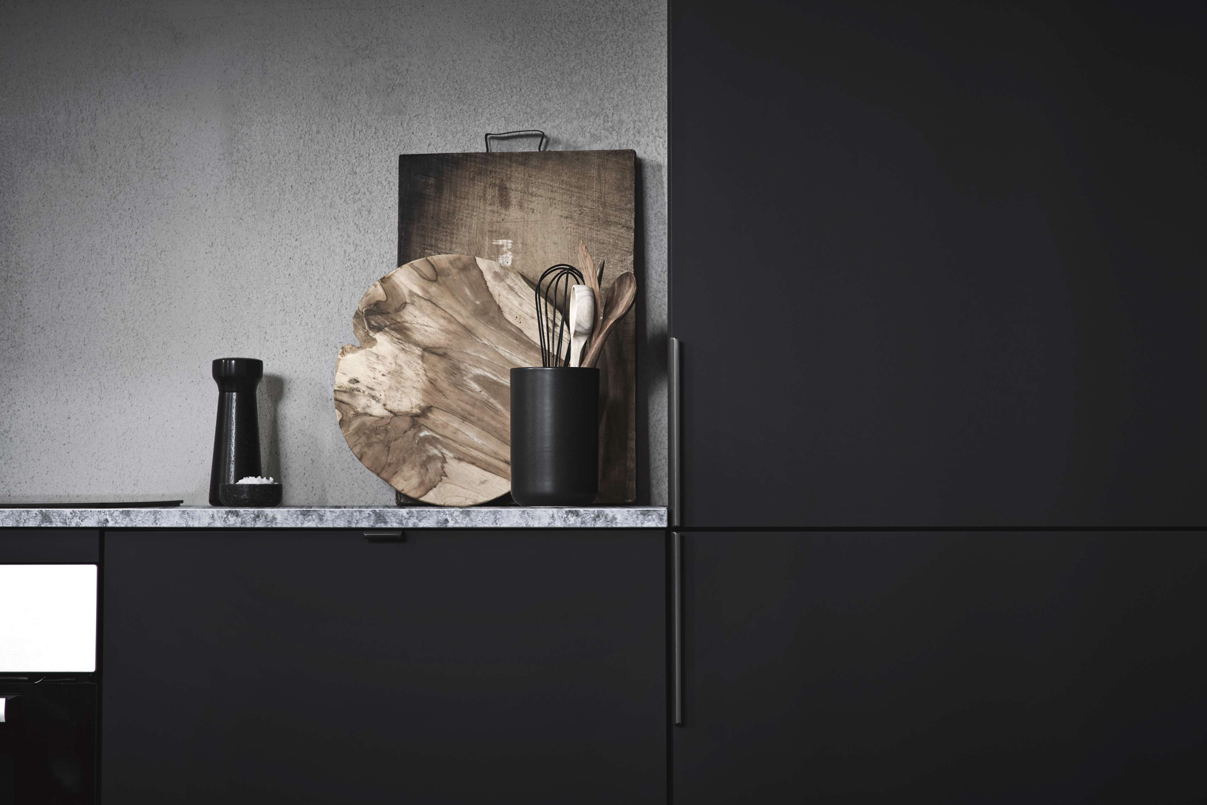 Die schwarzen BORDO-Küchenschränke mit minimalistischem Design und mattem Finish sorgen für einen eleganten, modernen Look, der jeden modernen Kochraum aufwertet.
