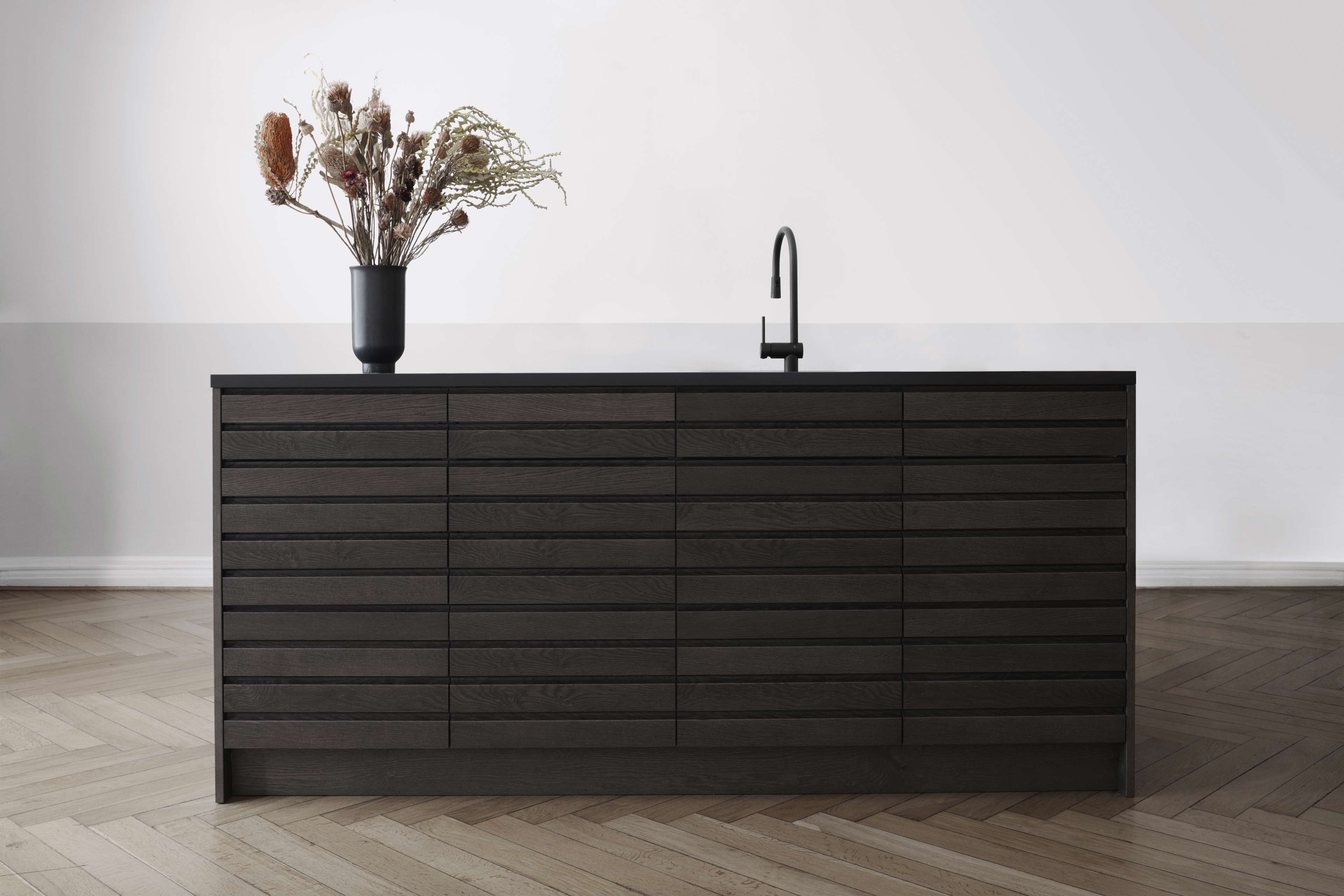CIMA kjøkkenøy i mørk eik med elegant horisontal panel, som kombinerer moderne eleganse og funksjonalitet i et sofistikert, minimalistisk design.