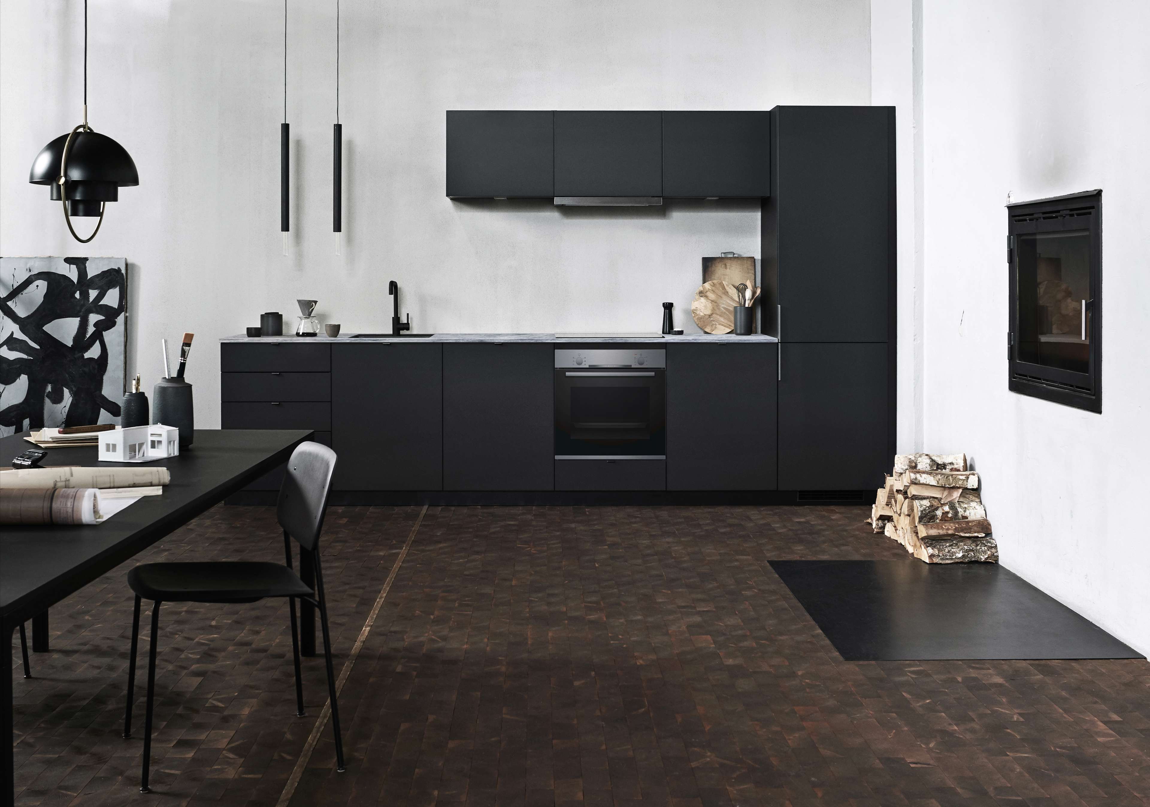 Die schwarze Küche BORDO mit matten Schränken und nahtlosem Design schafft einen zeitgemäßen und eleganten Raum für modernes Wohnen mit minimalistischer Ästhetik.