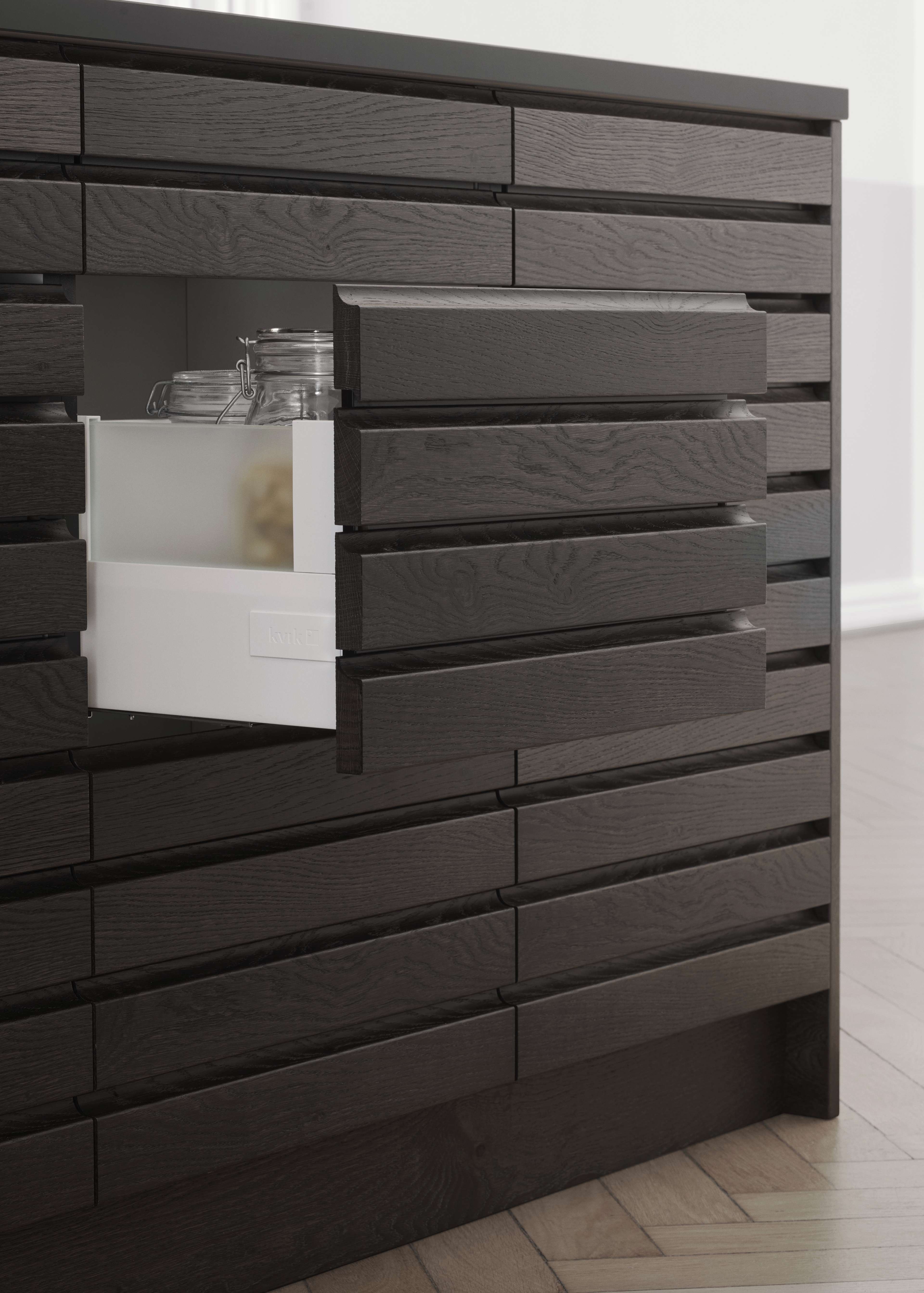 Armoire de cuisine CIMA en chêne foncé aux lignes horizontales épurées, mettant en valeur un design minimaliste et une texture de bois profonde pour un look moderne et raffiné.