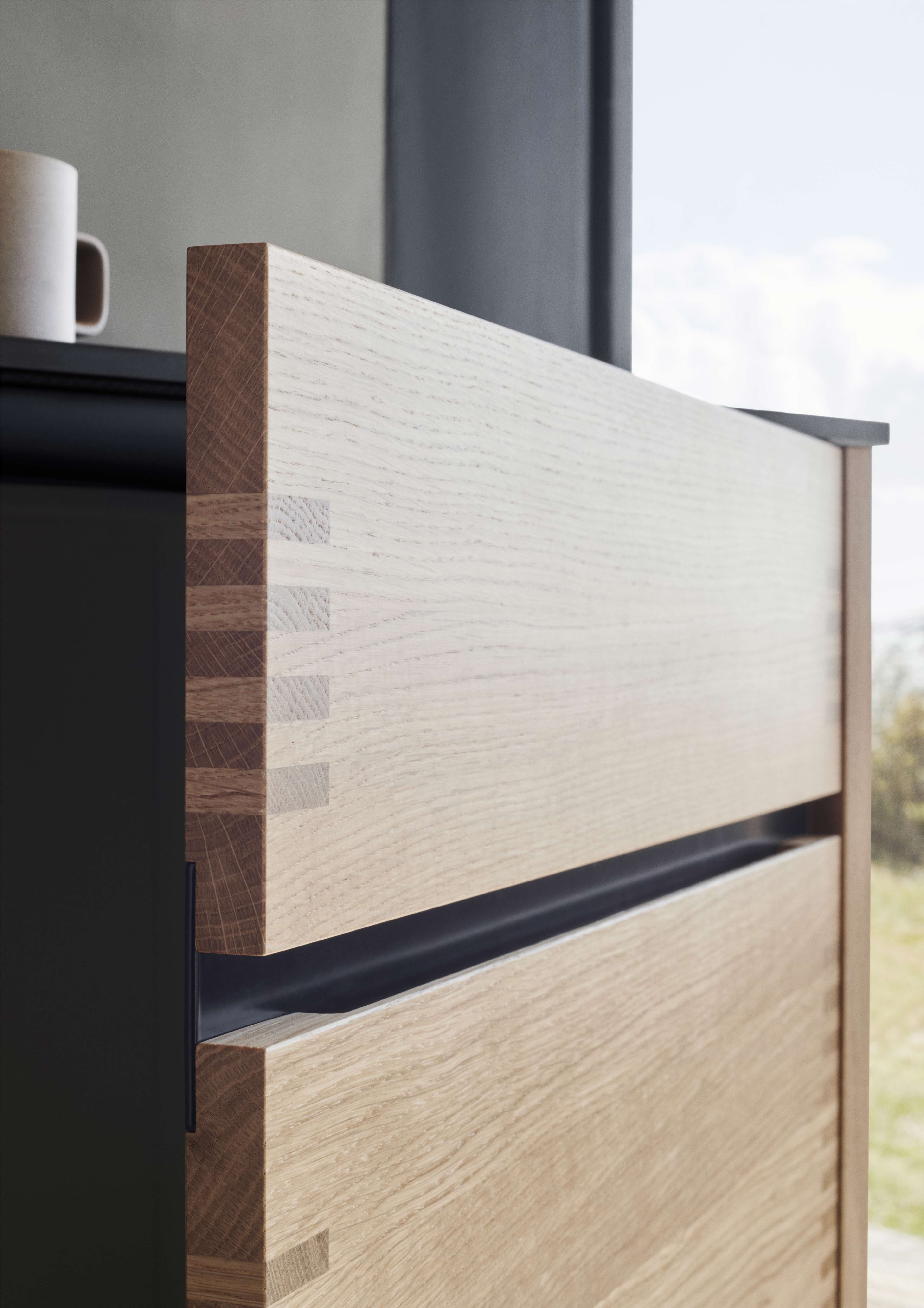 Kjøkkenskap i EIKwood-tre med slanke svalehaleskjøter, som viser en moderne, men varm naturlig finish, ideell for moderne interiørdesign.