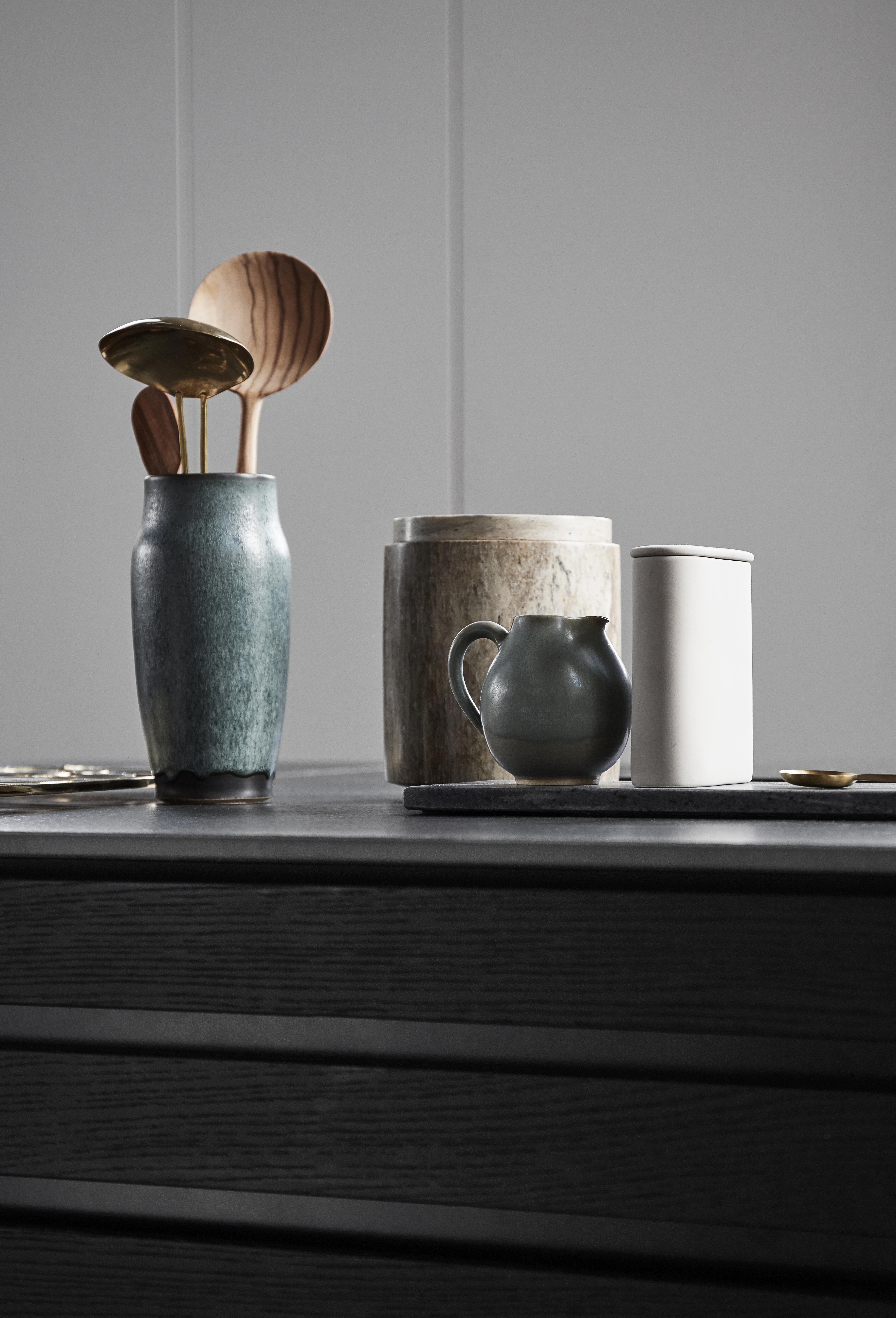 CIMA køkkenoverflade i mørk eg, der fremviser moderne elegance, med slanke linjer og rig kornstruktur, perfekt til et sofistikeret kulinarisk rum.