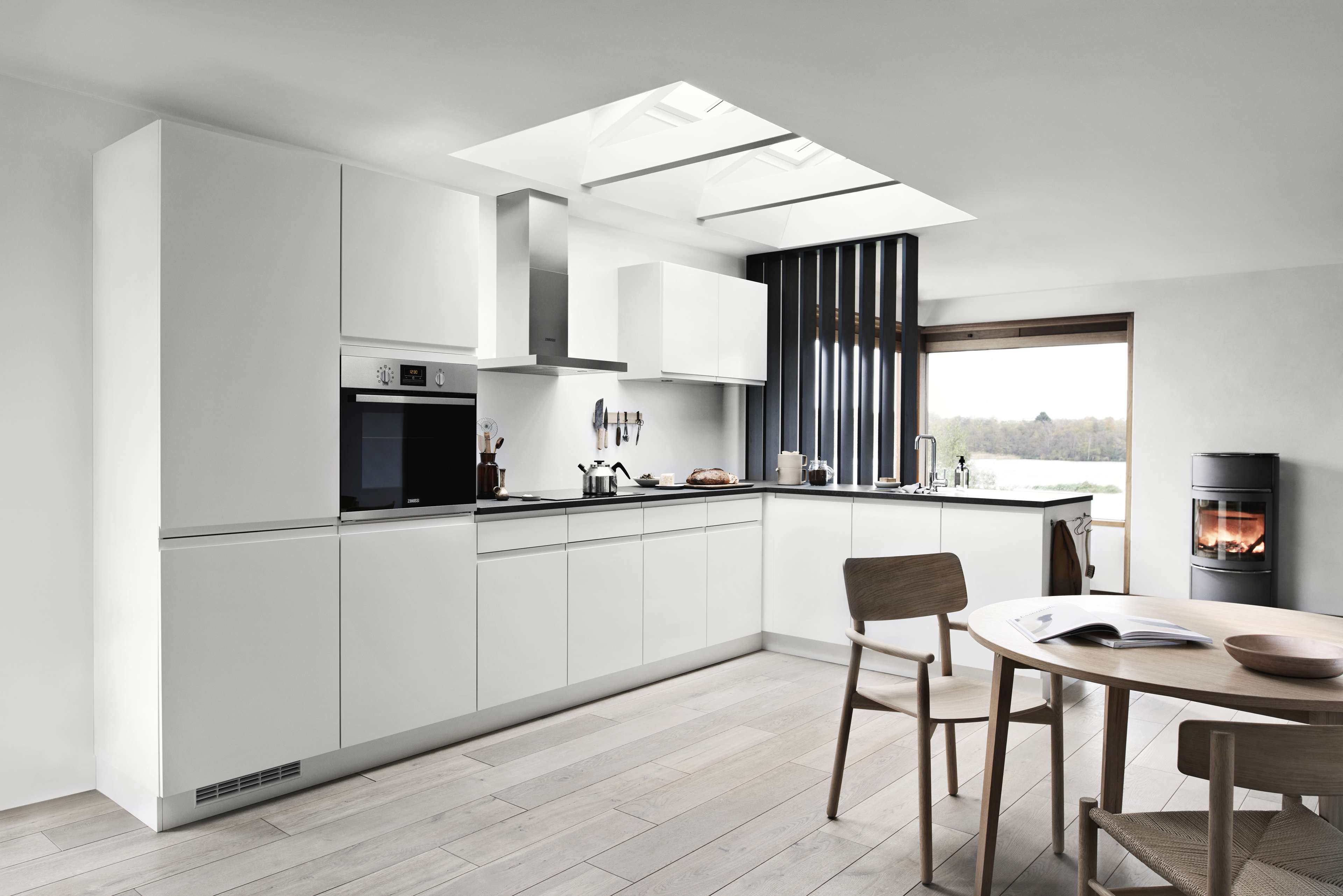 NOLIAM hvidt køkkenskab med slankt, minimalistisk design og integrerede hvidevarer, der forbedrer moderne æstetik med en lys, luftig stemning.