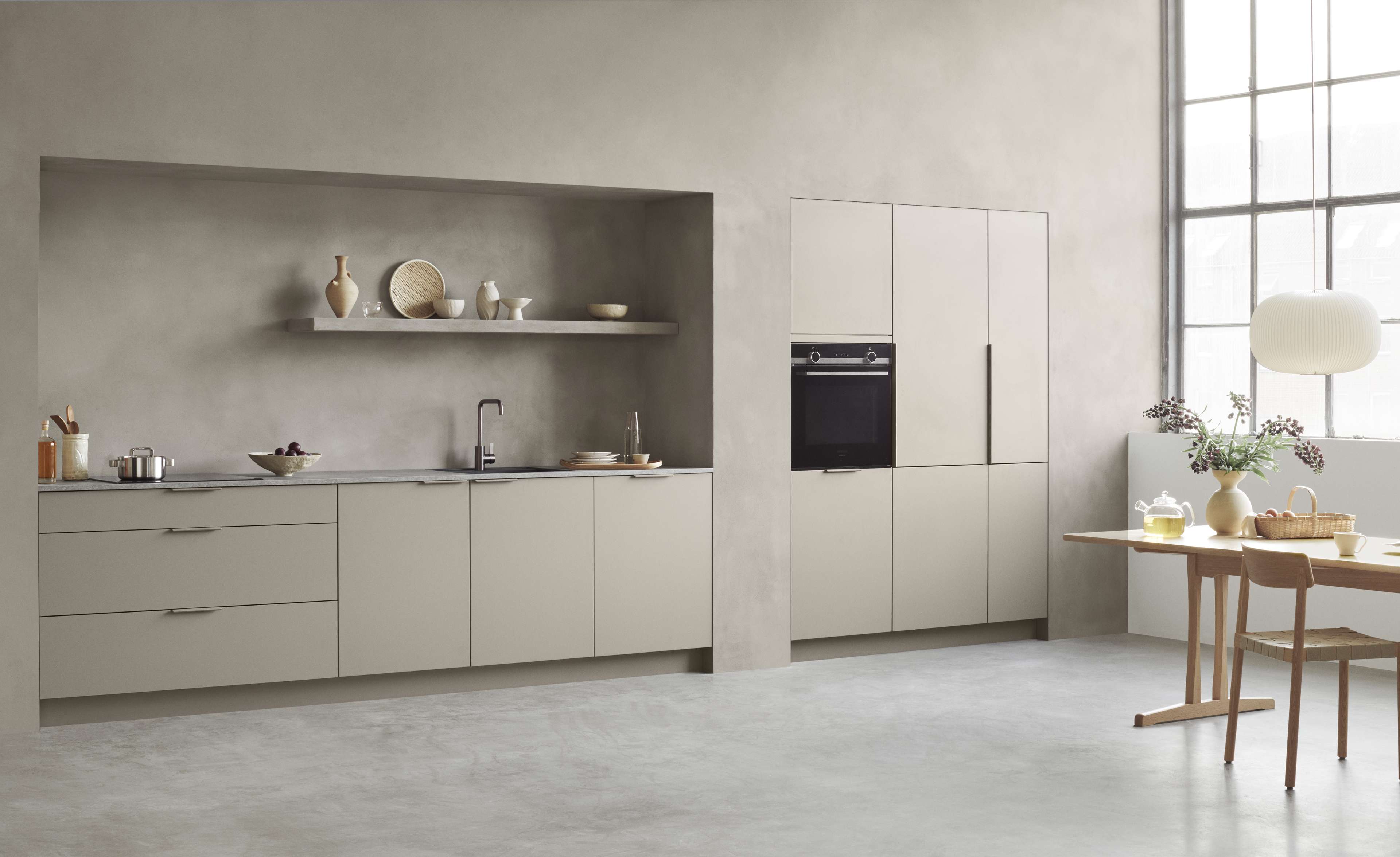 BORDO clay minimalistische keuken met strakke kasten en naadloos geïntegreerde apparaten in een moderne Scandinavische stijl, die functionaliteit en elegantie biedt.