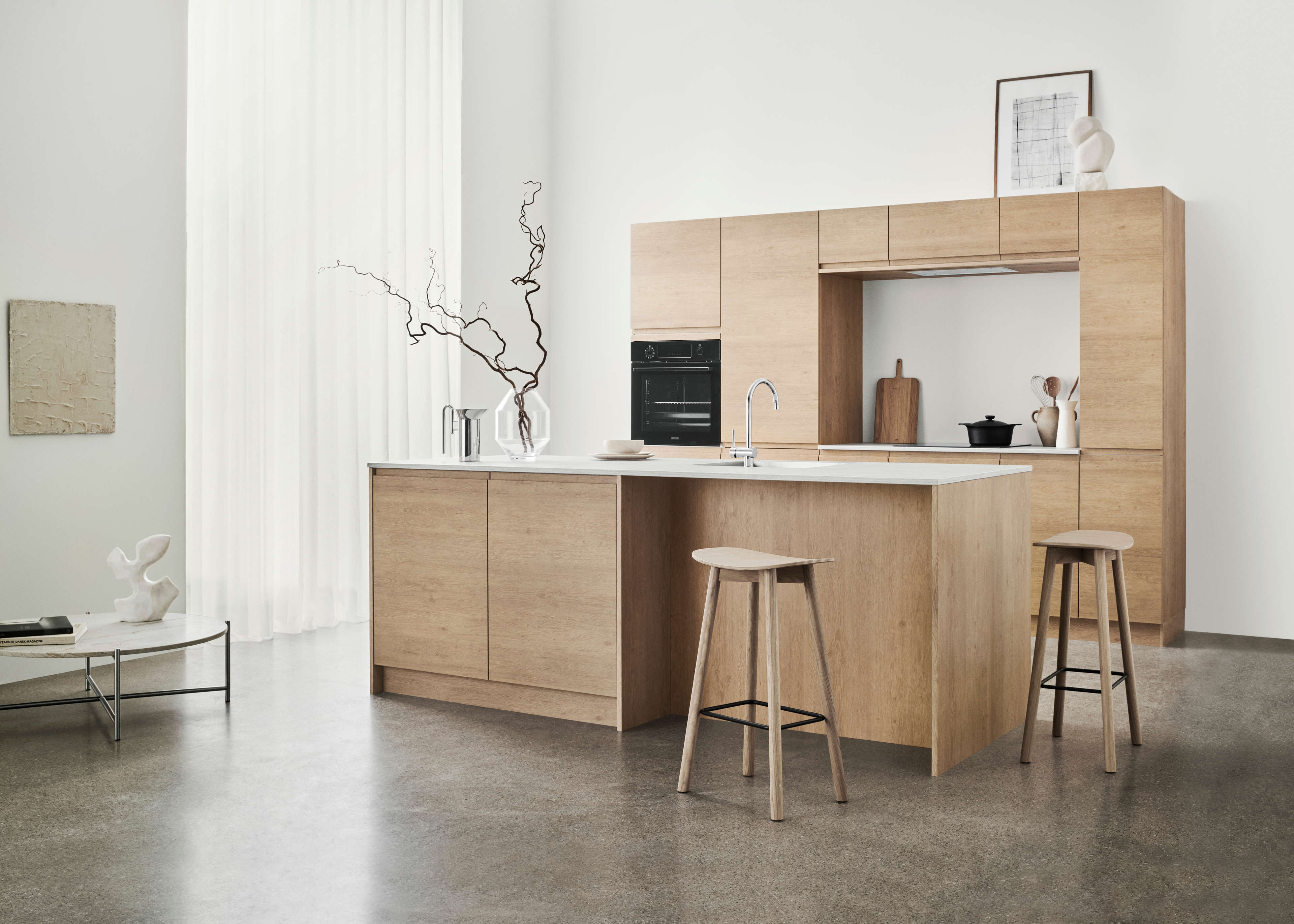 NOLIAM trekjøkken med lys eikefinish, med minimalistisk skap og slanke benkeplater, som legemliggjør moderne eleganse og naturlig varme.